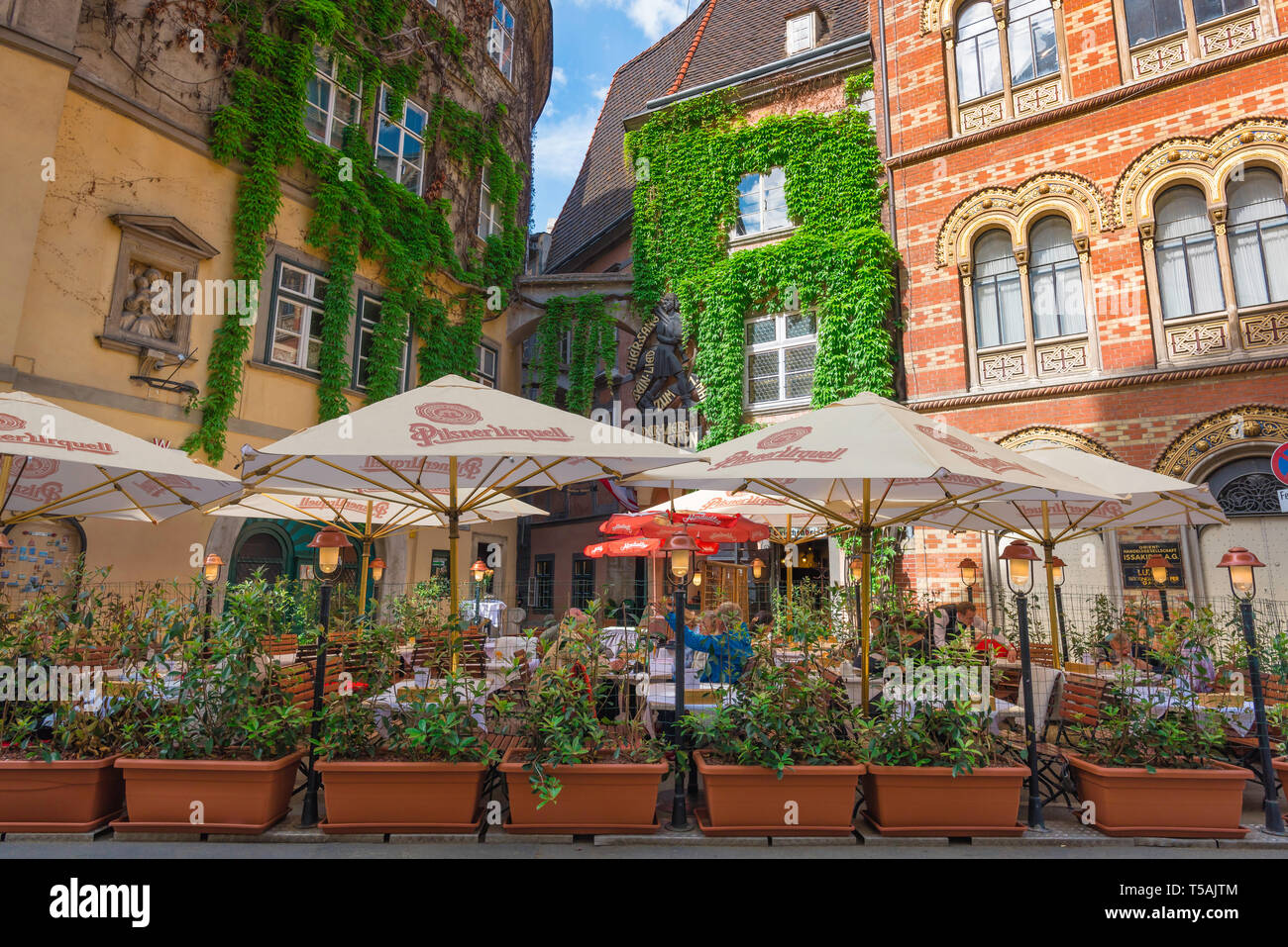 Vieille ville de Vienne, vue sur la terrasse du Griechenbeisl historique - la plus ancienne maison d'hôtes et restaurant de Vienne (Wien) Autriche. Banque D'Images