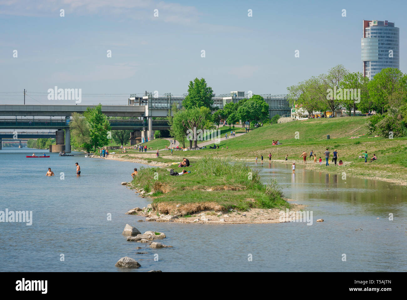L'île du Danube de Vienne, voir des gens se baigner et se détendre le long de la plage sur l'île du Danube (Donauinsel) au nord-est de la ville de Vienne. Banque D'Images