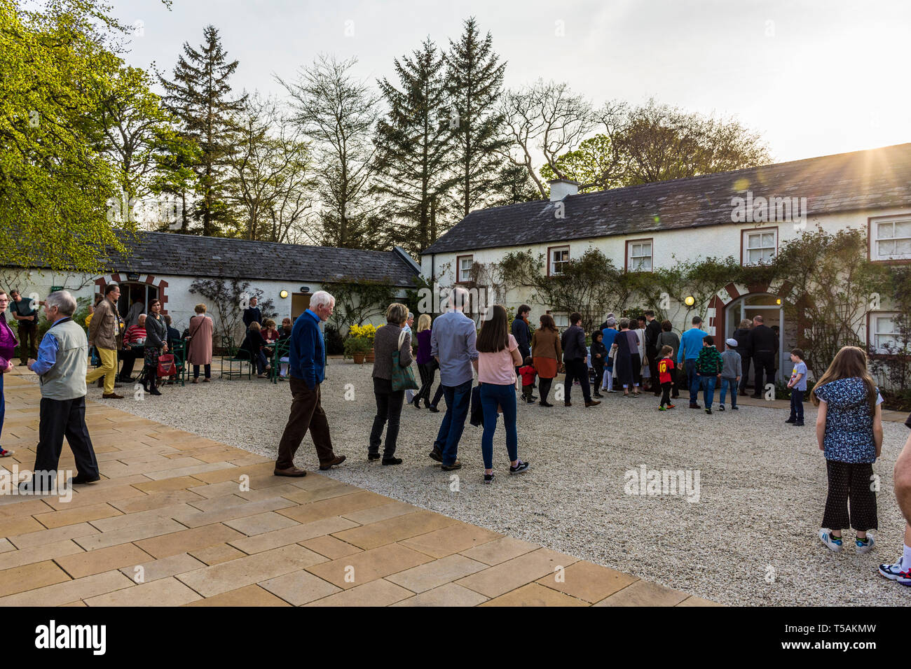 Glebe House and Gallery. Les clients peuvent se rendre à l'ouverture d'une exposition artistique. Le comté de Donegal, Irlande Banque D'Images
