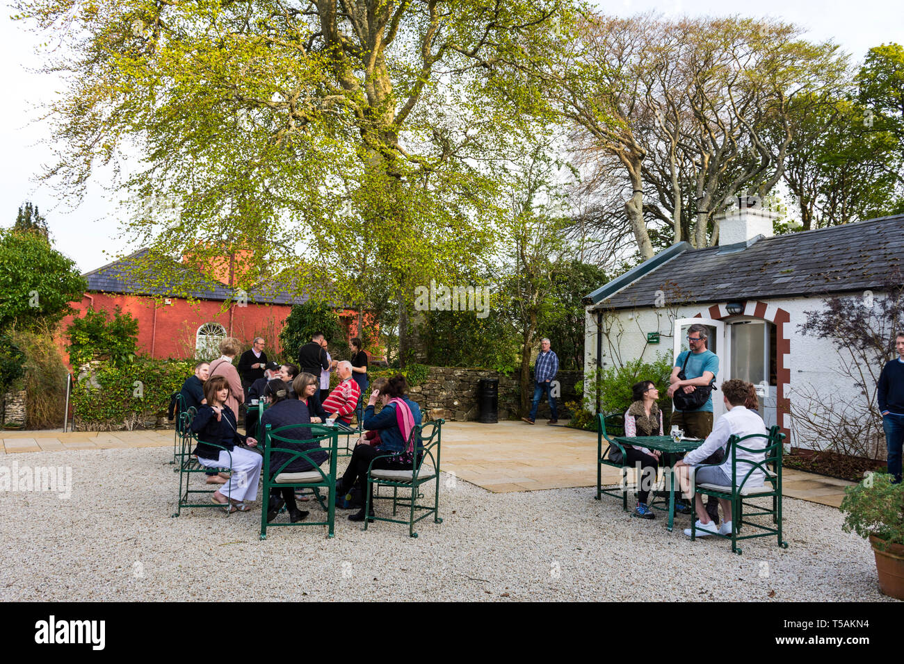 Glebe House and Gallery. Les clients peuvent se rendre à l'ouverture d'une exposition artistique. Le comté de Donegal, Irlande Banque D'Images
