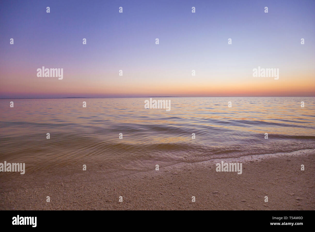 Mer calme plage de sable blanc de l'eau, dans un quartier tranquille d'été coloré crépuscule coucher de fond photo Banque D'Images