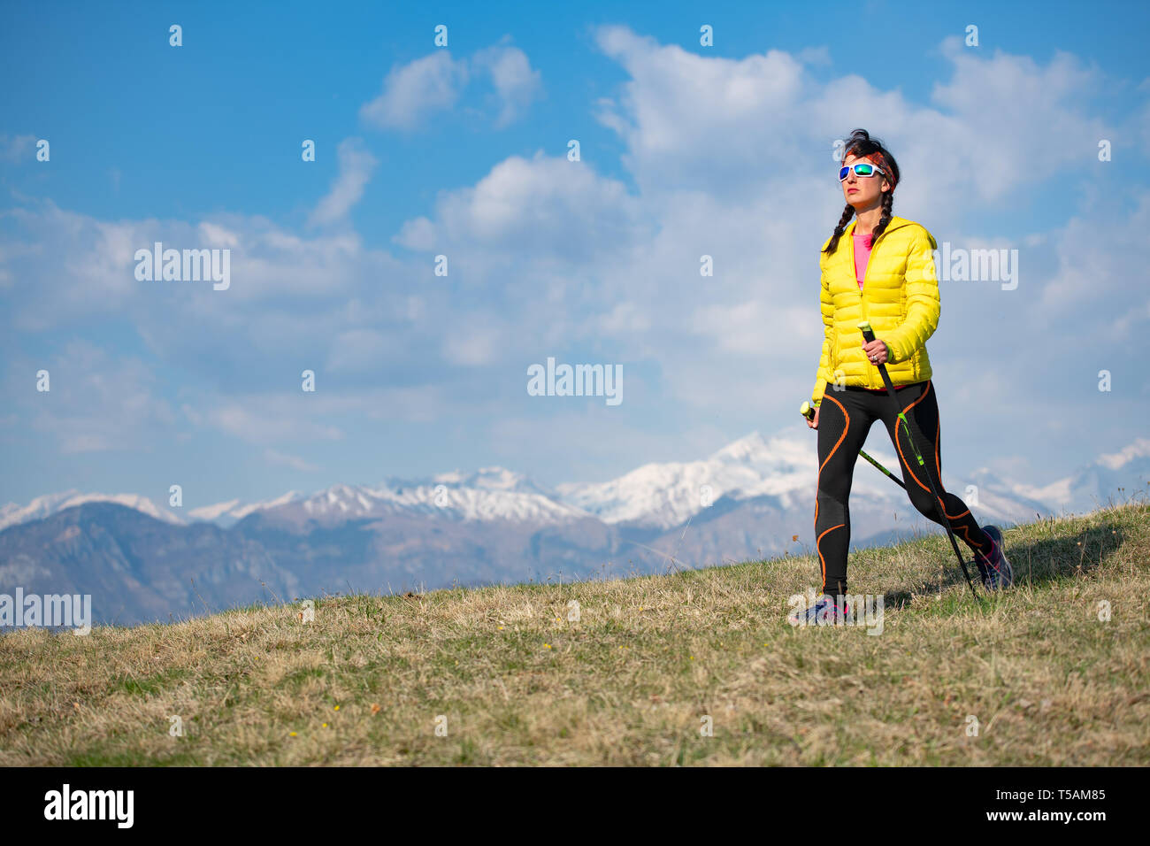 Girl with yellow jacket promenades dans les montagnes Banque D'Images