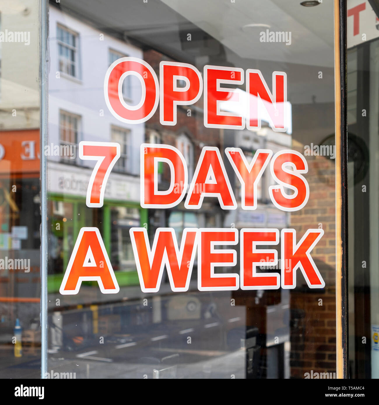Ouvert 7 jours sur 7 ouvrir une fenêtre boutique Banque D'Images