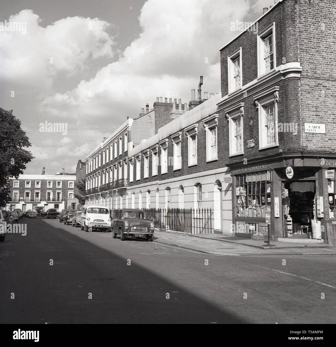 Années 1960, historique, vue du Groenland Road, London, NW1, avec sa terrasse géorgienne et l'habitation avec le coin boutique, les épiciers et les marchands, F. UN Townsend avec la porte ouverte, vu à la jonction avec Carol Street. Banque D'Images