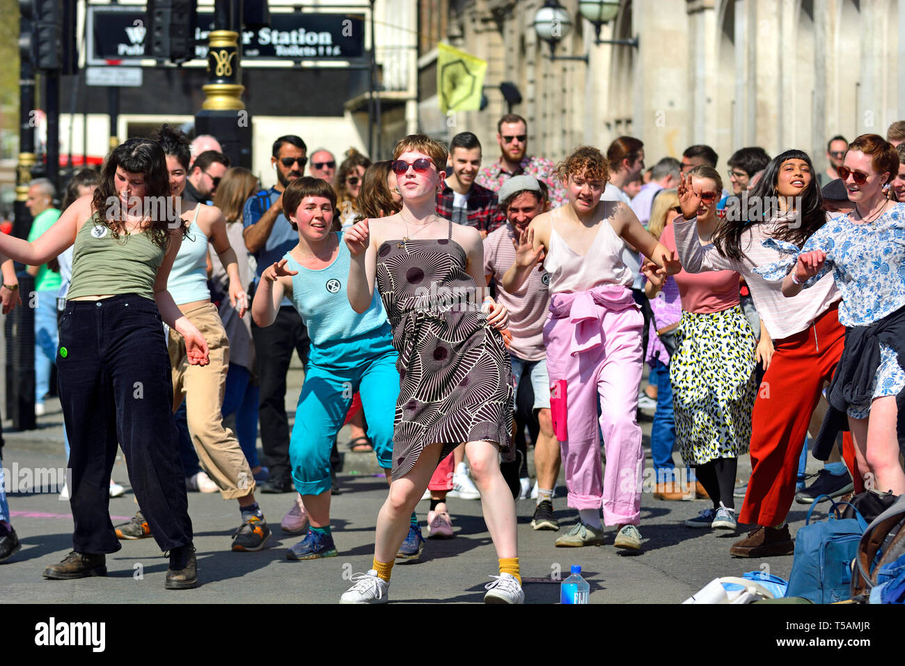 Londres, Angleterre, Royaume-Uni. Les jeunes femmes à danser à une rébellion d'extinction les changements climatiques manifestation à la place du Parlement, 19 avril 2019 Banque D'Images