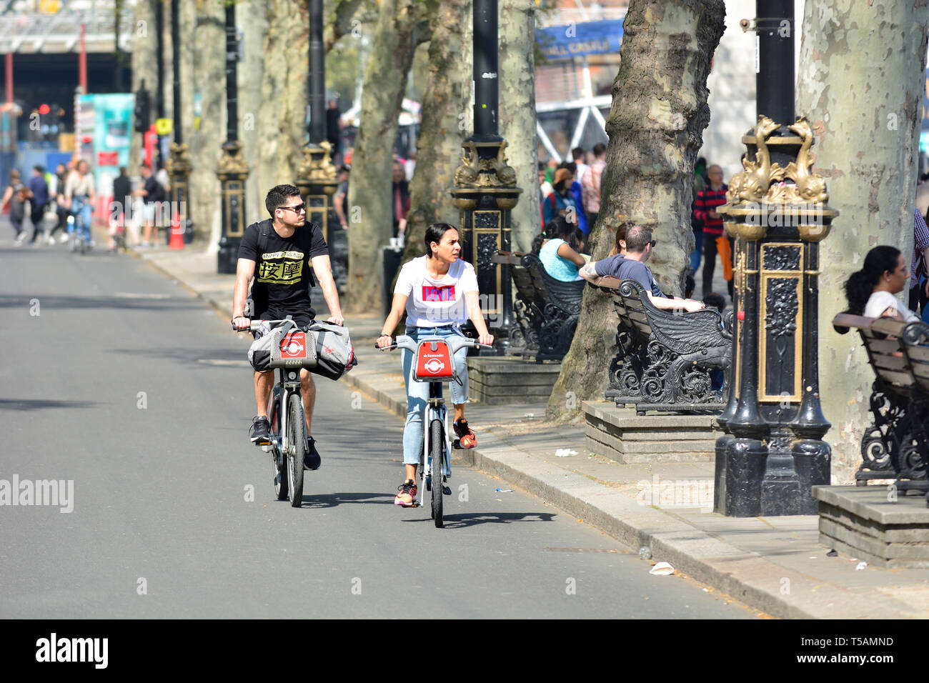 Londres, Angleterre, Royaume-Uni. Les cyclistes à cheval sur la piste cyclable le long de la Victoria Embankment. Banque D'Images