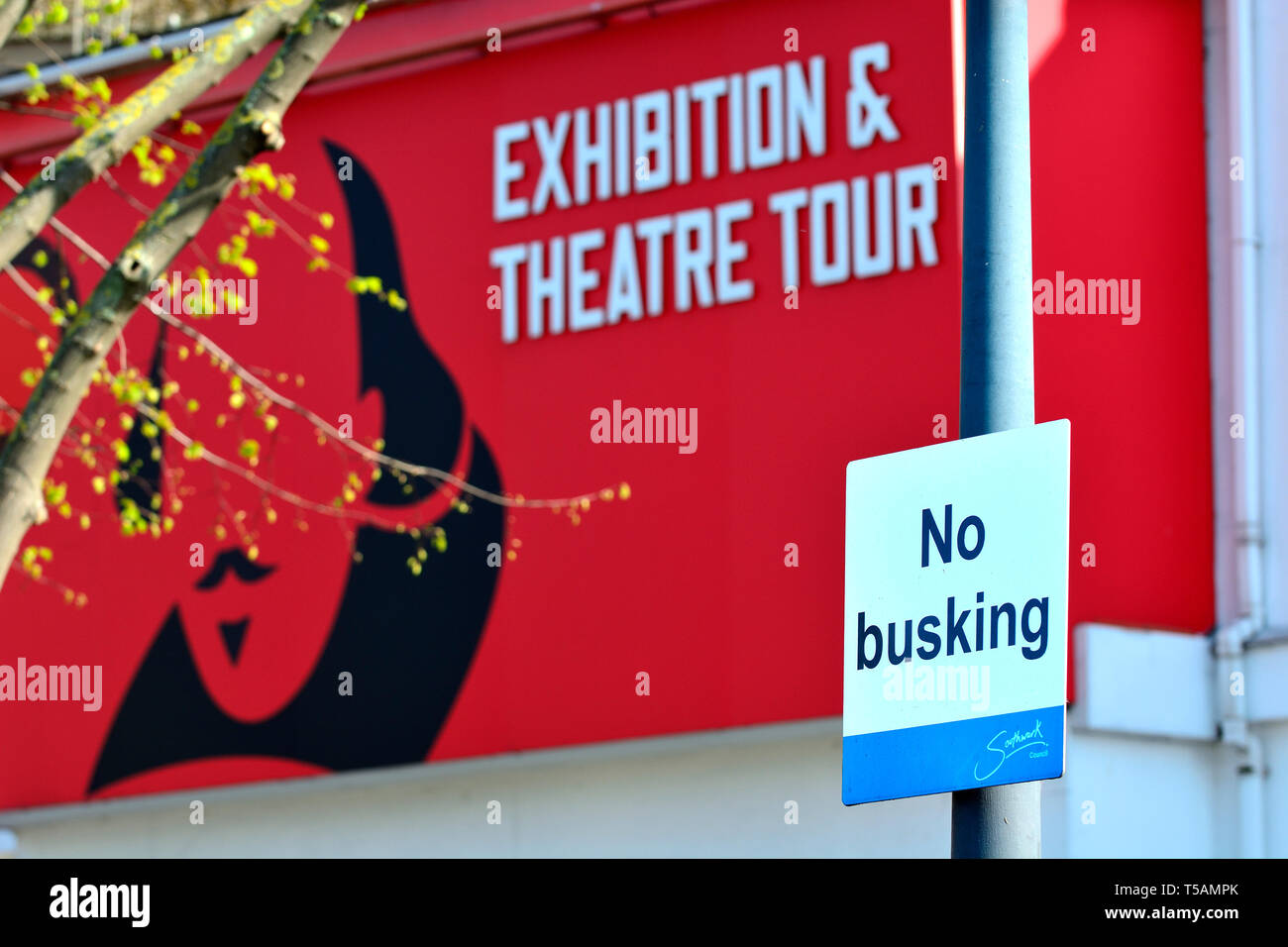 Londres, Angleterre, Royaume-Uni. 'Non' de la rue affiche à l'extérieur le Globe Theatre, Southwark Banque D'Images