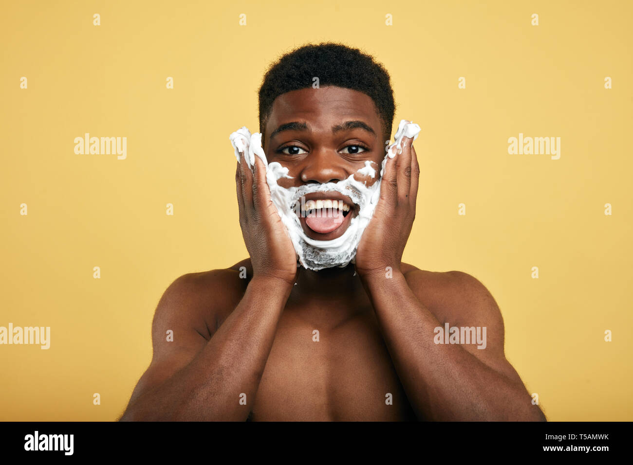 L Homme Drole Avec Mousse A Raser Sur Son Visage Qui Sort Sa Langue La Photo En Gros Isole Sur Fond Jaune Studio Shot Photo Stock Alamy
