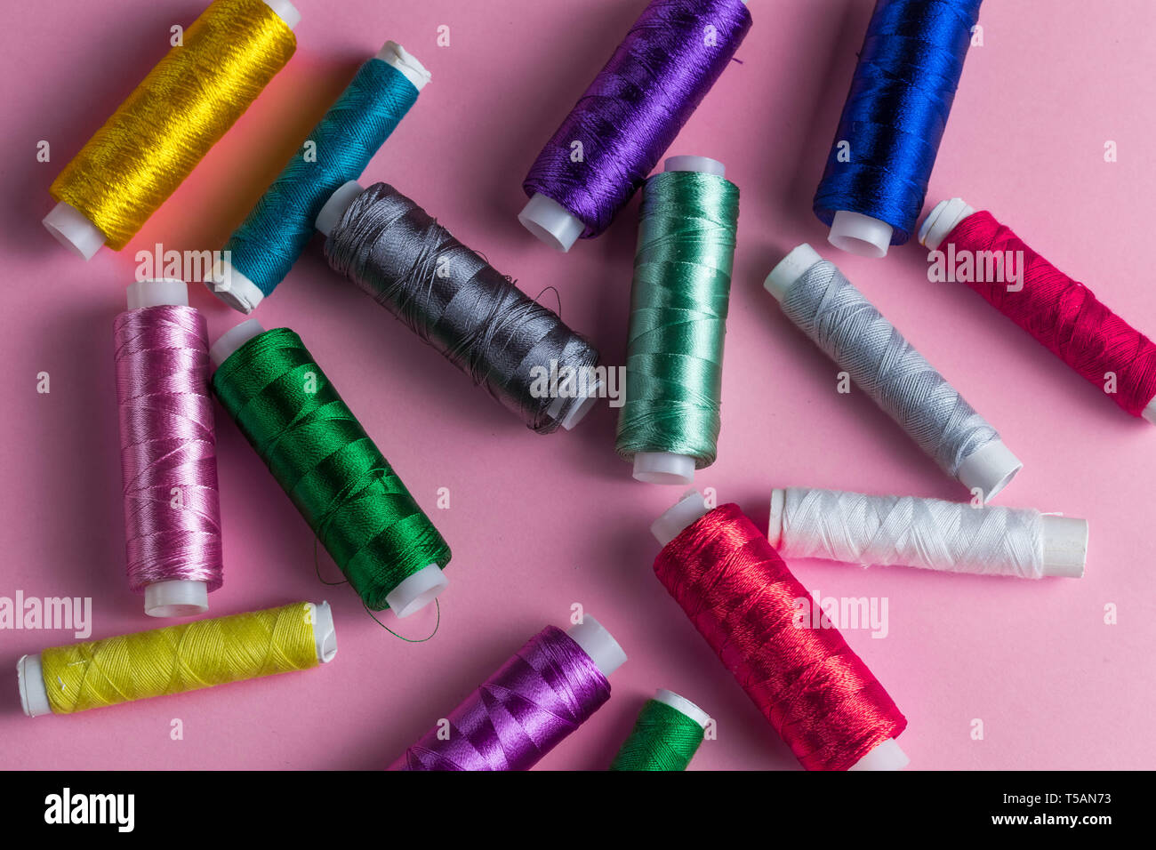 Fils multicolores allongé sur la table. vente, concept d'entreprise Banque D'Images