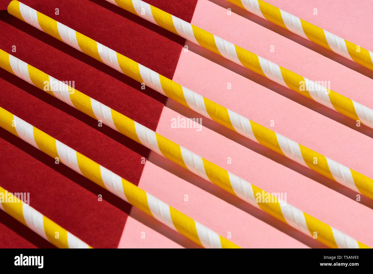 Plusieurs pailles jaunes et blancs dans un style rétro, Close up Vue de dessus Banque D'Images