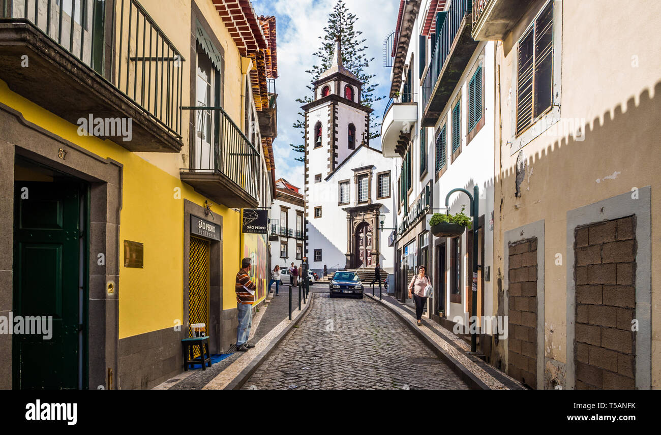 Madère, Portugal - 31 octobre 2018 : Paroisse de Sao Pedro à Funchal, la capitale de l'île de Madère, au Portugal, en vue de la Rua das Pretas. Banque D'Images