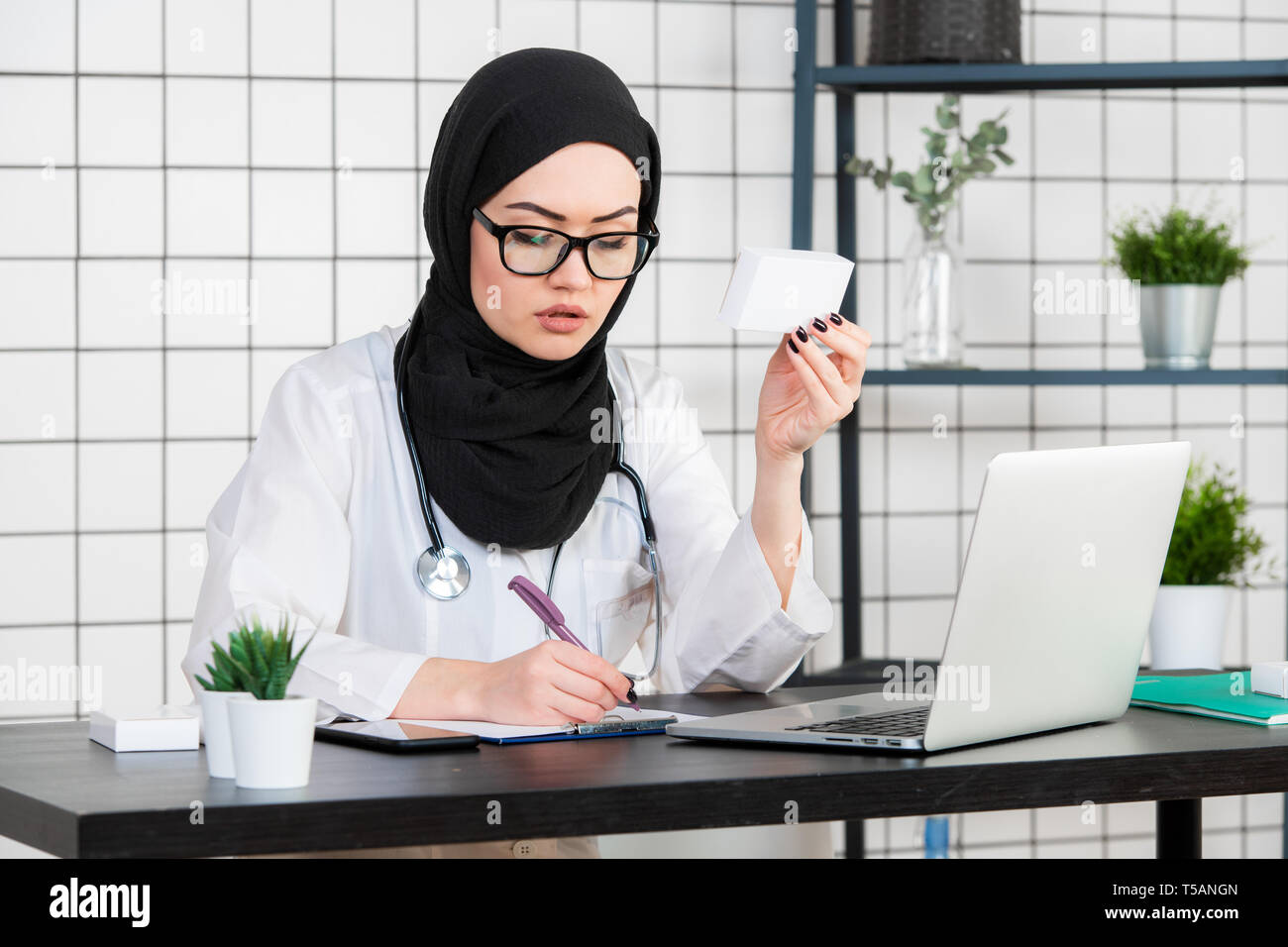 Un médecin musulman avec et l'utilisation de documents sur un fond blanc. Banque D'Images