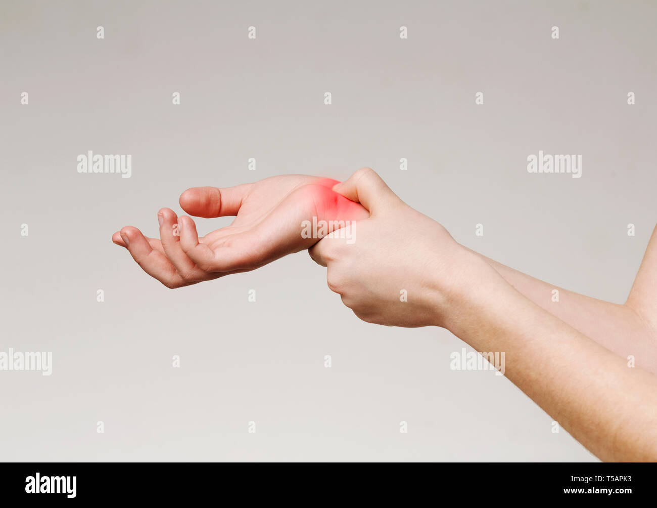 Femme en massant son poignet blessé, gros plan Banque D'Images