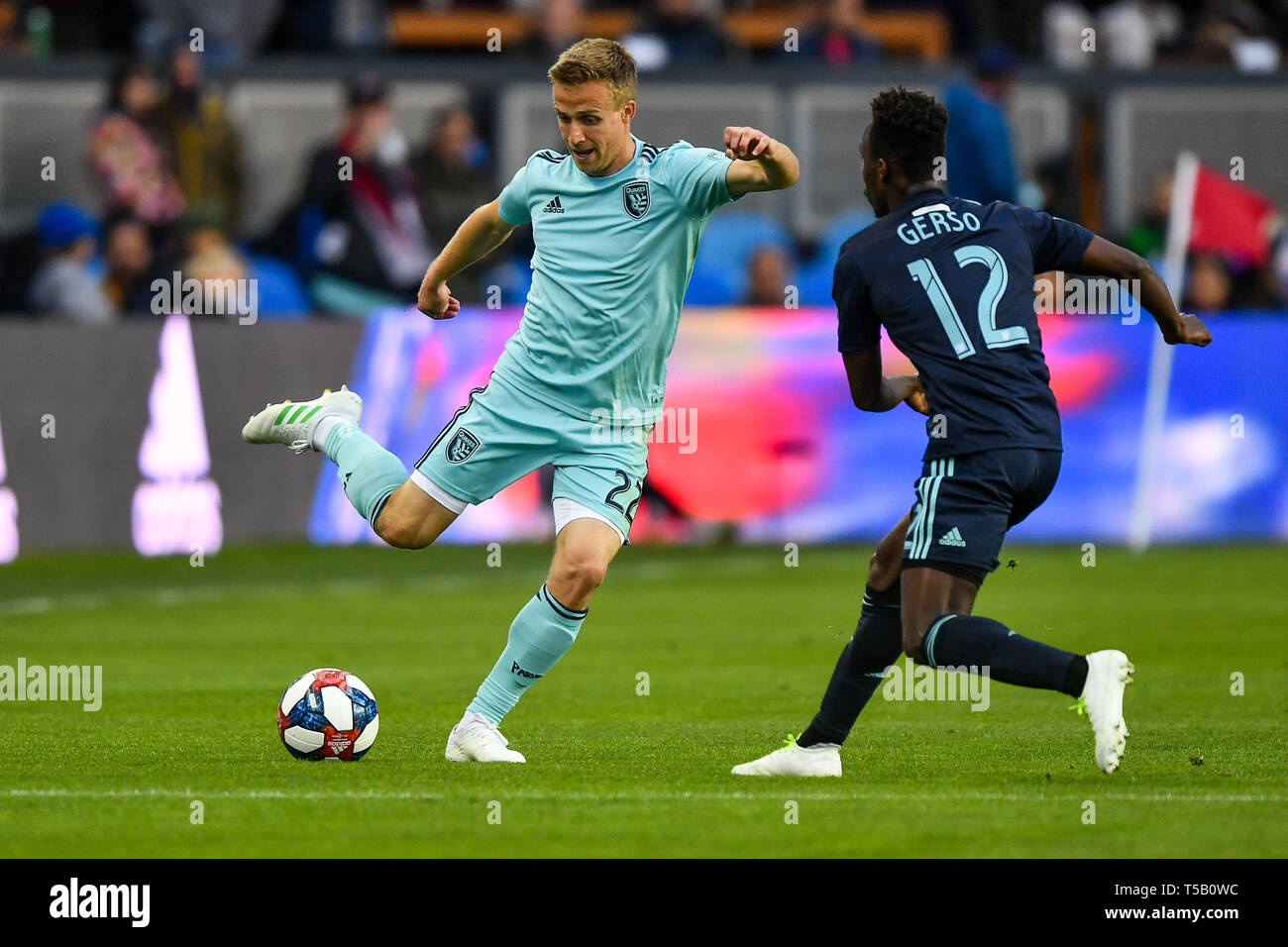 San Jose, Californie, USA. Apr 20, 2019. San Jose Earthquakes en avant Tommy Thompson (22) passe avant Sporting Kansas City en avant Gerso (12) peuvent interférer lors de la MLS match entre le Sporting Kansas City et les San Jose Earthquakes chez Avaya Stadium à San Jose, Californie. Chris Brown/CSM/Alamy Live News Banque D'Images