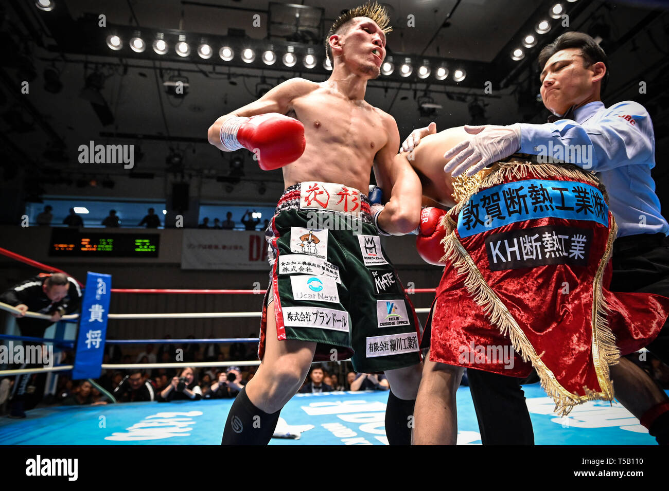 Tokyo Japon 18 Avr 2019 L R Yuta Saito Hayato Kimura JPN Tokyo Japon 18 Avr 2019 L R Yuta Saito Hayato Kimura Jpn Takeru Okaniwa Boxe Arbitre Arbitre Takeru Okaniwa Etapes Entre Yuta Saito Et Hayato Kimura Tous Deux Jaoan D Arreter Le Combat Dans Le 5e Cycle Au Cours De L Episode Titre Poids Coq Japonais Au Korakuen Hall De Tokyo Au Japon Credit Hiroaki Yamaguchi Aflo Alamy Live News T5b110 