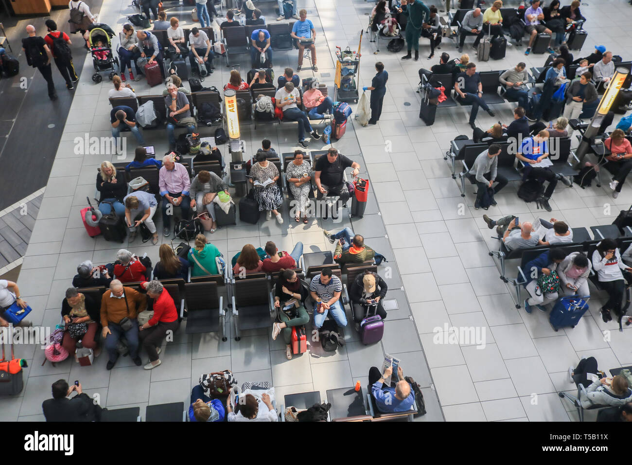 Londres, Royaume-Uni. 22 avr, 2019. passagers en attente dans la salle d'embarquement sur une longue Easter bank holiday lundi comme l'aéroport de Heathrow annonce une augmentation du nombre de passagers pour le 29e mois d'affilée, 6,5 millions de passagers ont transité par l'aéroport le plus fréquenté du Royaume-Uni en mars, une moyenne de 210 000 par jour. L'augmentation a été de 0,5  % par rapport au même mois en 2018, soit 1 000 passagers par jour. Credit : amer ghazzal/Alamy Live News Banque D'Images