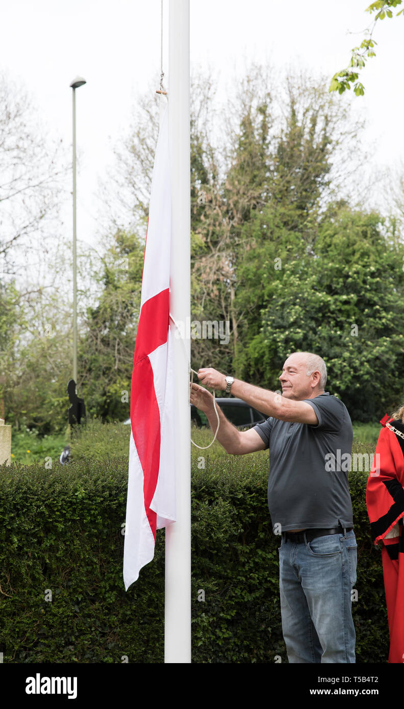 Biggin Hill, Royaume-Uni. Apr 23, 2019. Maire de Bromley, Kim Botting, dévoile un nouveau mât en Biggin Hill Kent par le monument aux morts. Le pavillon de St George a été fièrement volé après une courte cérémonie pour se souvenir de saint patron de l'Angleterre. Les dignitaires locaux et les habitants ont suivi pour voir la coupe du ruban et pavillon. Alan Everett a décidé de déployer l'Union Jack à tous les jours. Credit : Keith Larby/Alamy Live News Banque D'Images