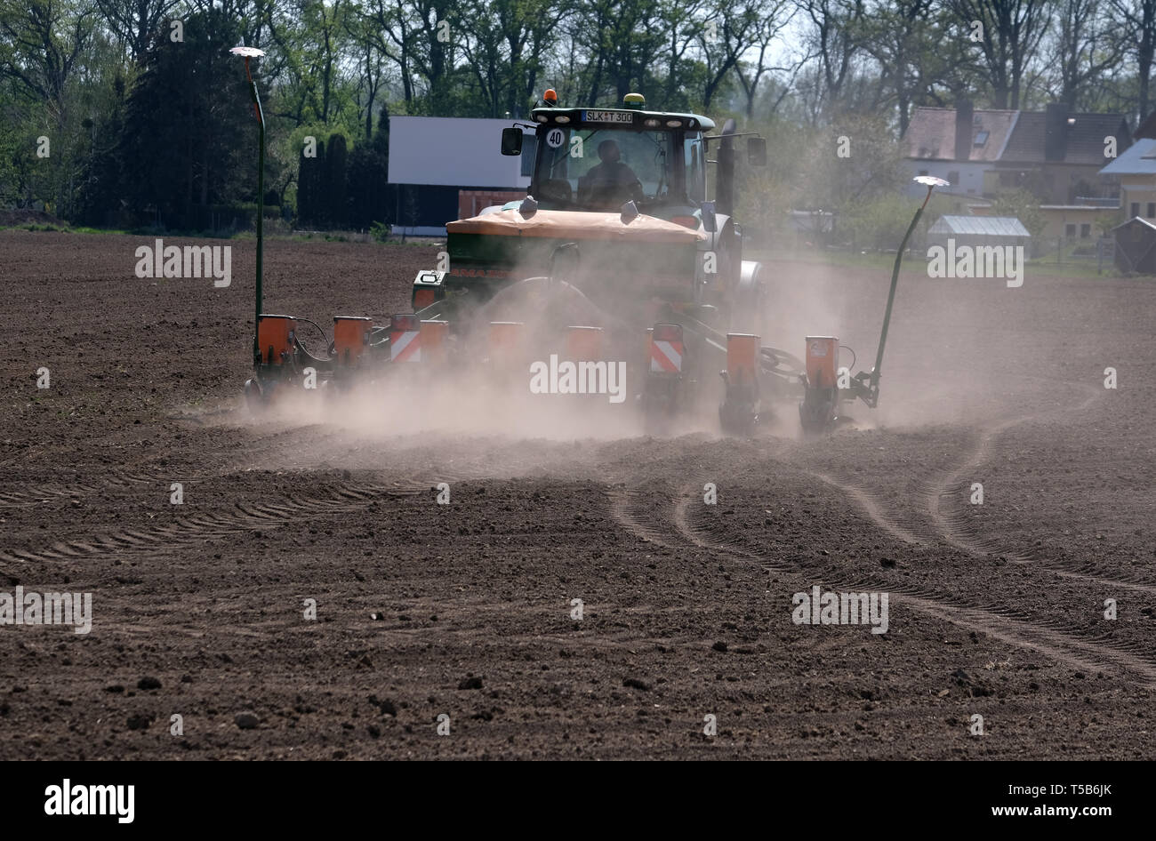 23 avril 2019, la Saxe-Anhalt, Schönebeck : un fermier qui cultive un champ dans la Magdeburger Börde près de Schönebeck et tire un drapeau de la poussière derrière lui à cause de la sécheresse. Photo : Peter Förster/dpa-Zentralbild/ZB Banque D'Images