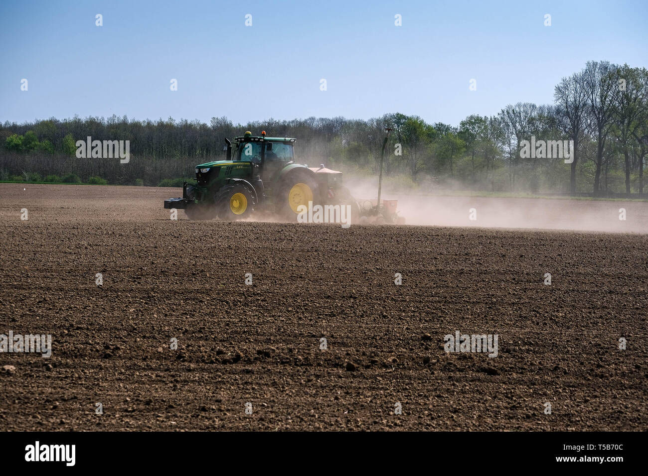 23 avril 2019, la Saxe-Anhalt, Schönebeck : un fermier qui cultive un champ dans la Magdeburger Börde près de Schönebeck et tire un drapeau de la poussière derrière lui à cause de la sécheresse. Photo : Peter Förster/dpa-Zentralbild/dpa Banque D'Images