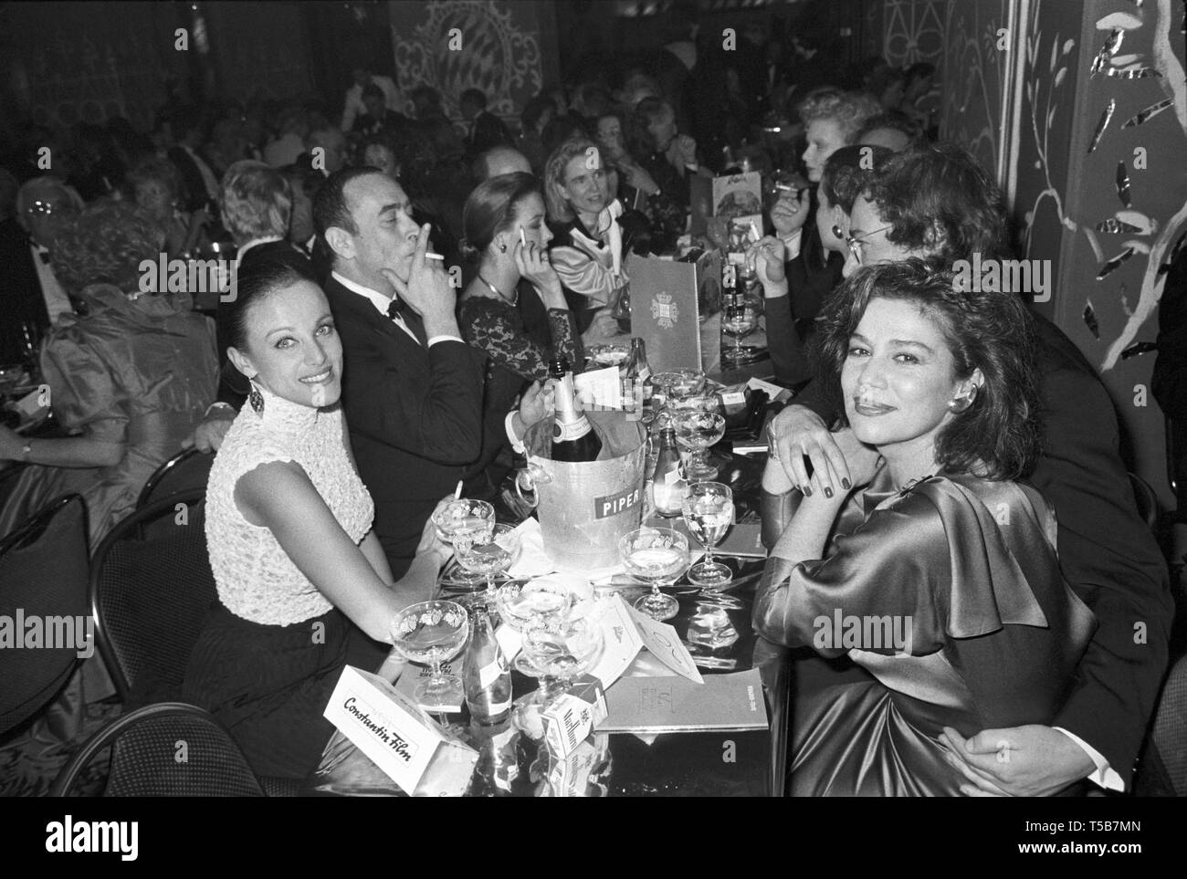 Déposée - 20 janvier 1990, Bavaria, Munich : les actrices Sonja Kirchberger (l) et Hannelore Elsner et le producteur du film Bernd Eichinger (2e de gauche) s'asseoir à une table au cours de la 17ème Balle de films allemands. Elsner est mort. Cela a été annoncé par l'avocat de la famille le 23.04.2019 à Hambourg. Elle est décédée le 21.04.2019 après une courte maladie grave, à l'âge de 76 ans. Photo : Istvan Bajzat/dpa Banque D'Images