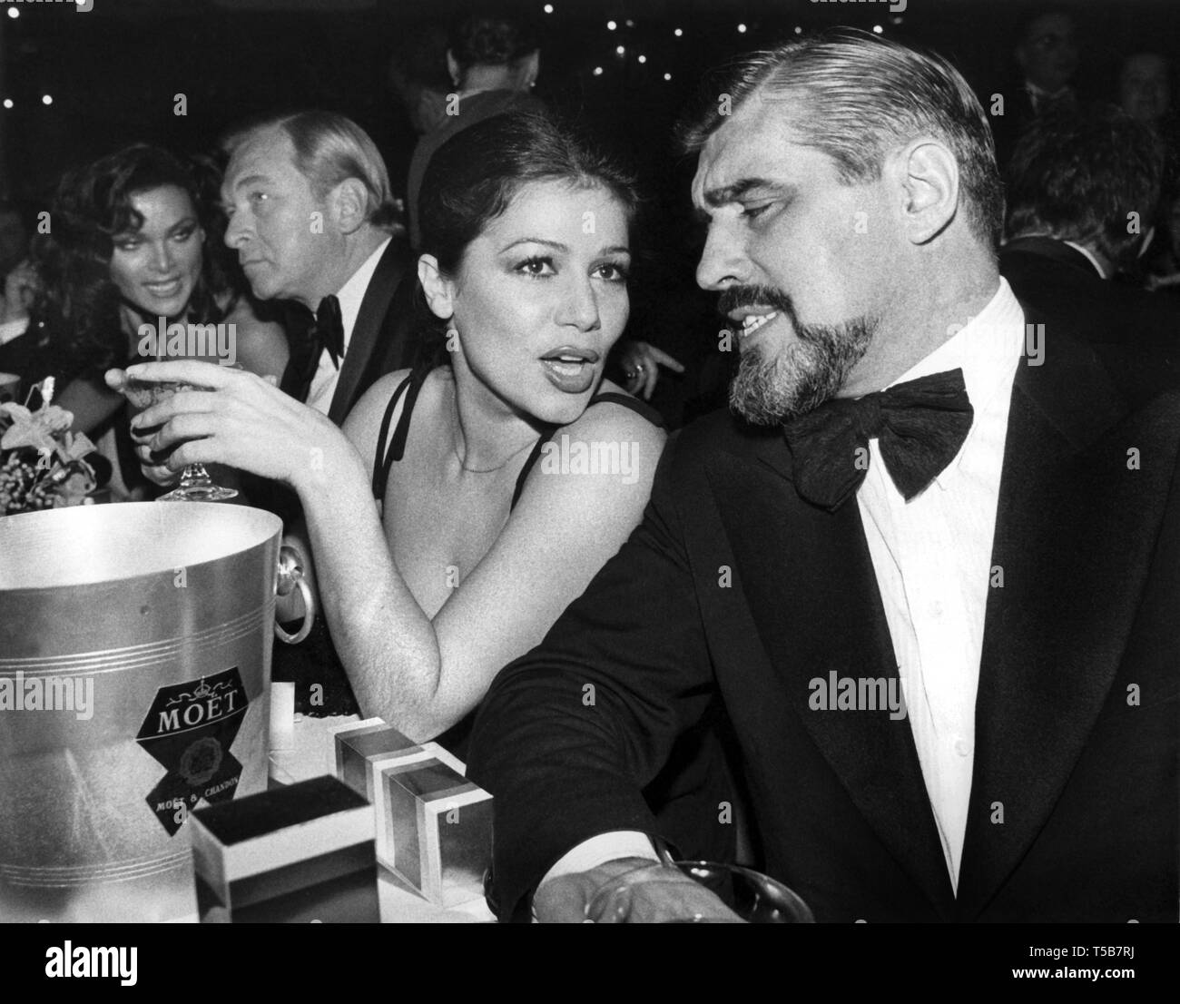 Déposée - 15 janvier 1977, Bavaria, Munich : Hannelore Elsner, actrice, et Mario Adorf, acteur, s'asseoir à la table pendant le Bal du cinéma allemand. Elsner est mort. Cela a été annoncé par l'avocat de la famille le 23.04.2019 à Hambourg. Elle est décédée le 21.04.2019 après une courte maladie grave, à l'âge de 76 ans. Photo : Istvan Bajzat/dpa Banque D'Images