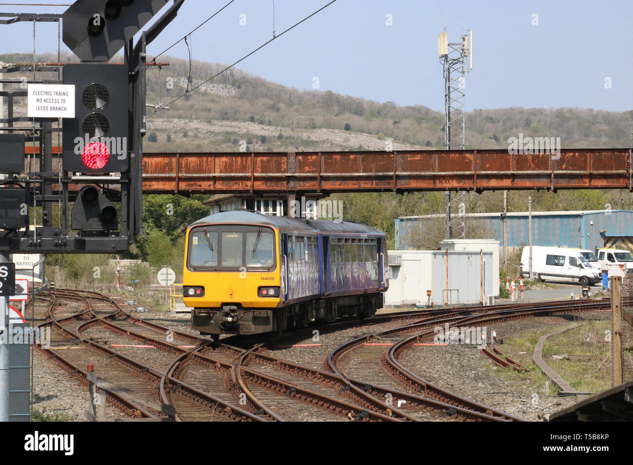 Deux catégorie auto 144 diesel stimulateur dans le Nord de trains de voyageurs quittant la gare de Carnforth livrée le 22 avril 2019. Banque D'Images