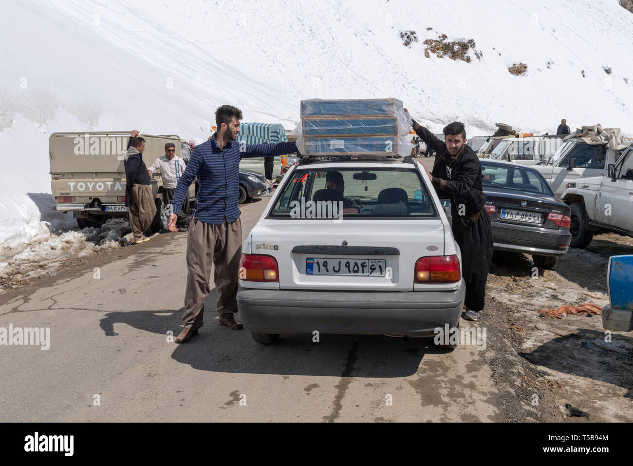 En voiture Chargement passeurs Uraman en hiver, vallée de la province du Kurdistan, l'Iran Banque D'Images