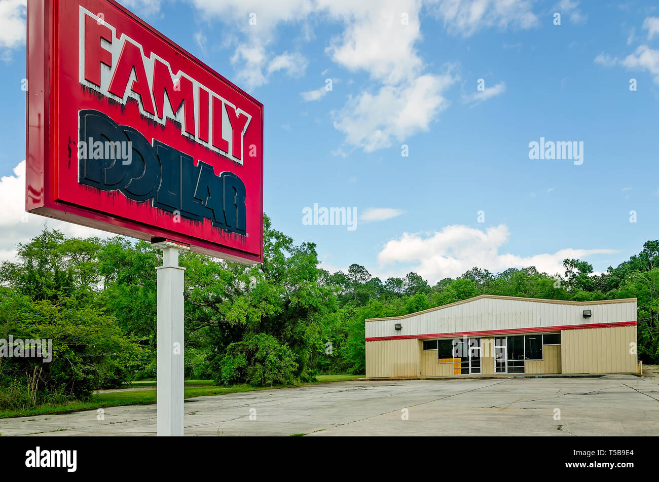 Une famille signe dollar est marqué de peinture noire après la fermeture du magasin, le 19 avril 2019, à Bayou La Batre, Alabama. Banque D'Images
