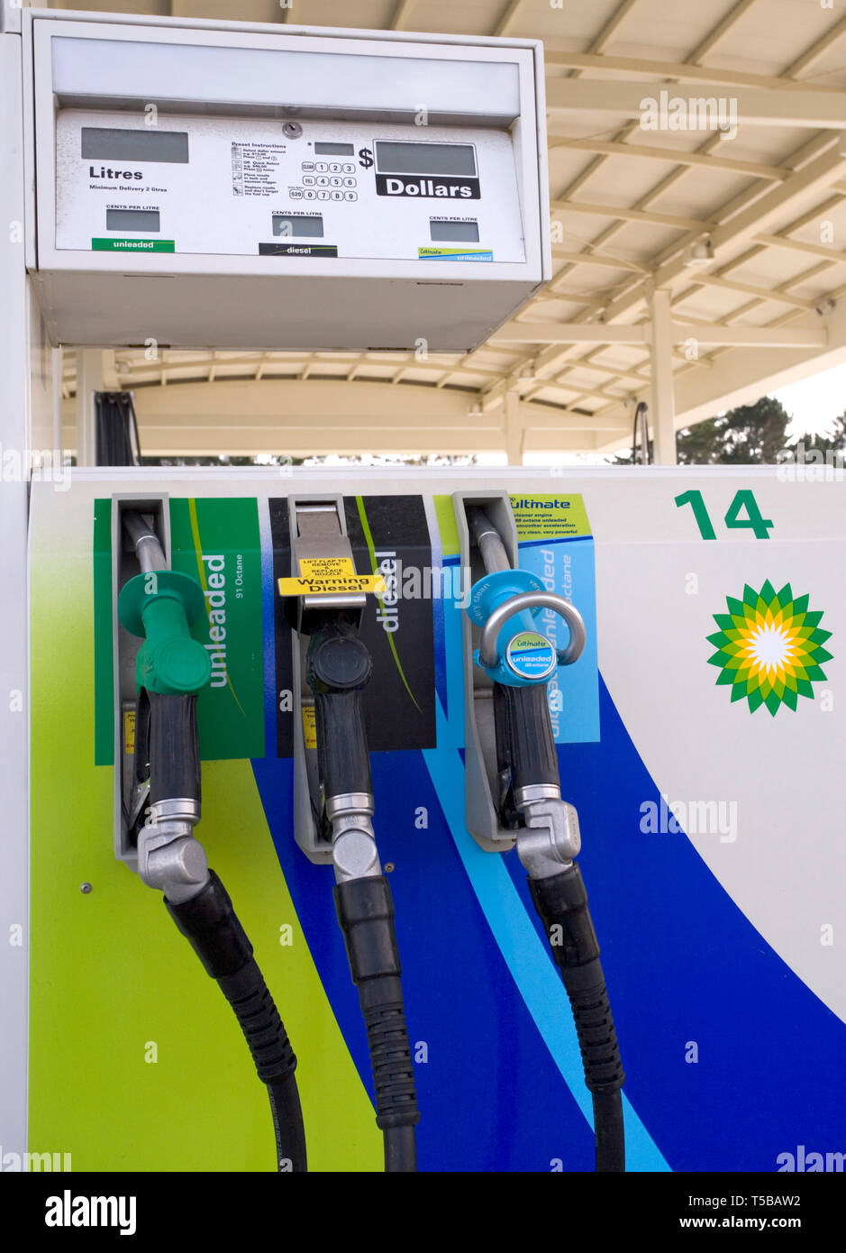 Pompes à carburant Station-service BP sur Apollo Drive, Rosedale, Auckland, Nouvelle-Zélande, le samedi 5 mai 2007 Banque D'Images