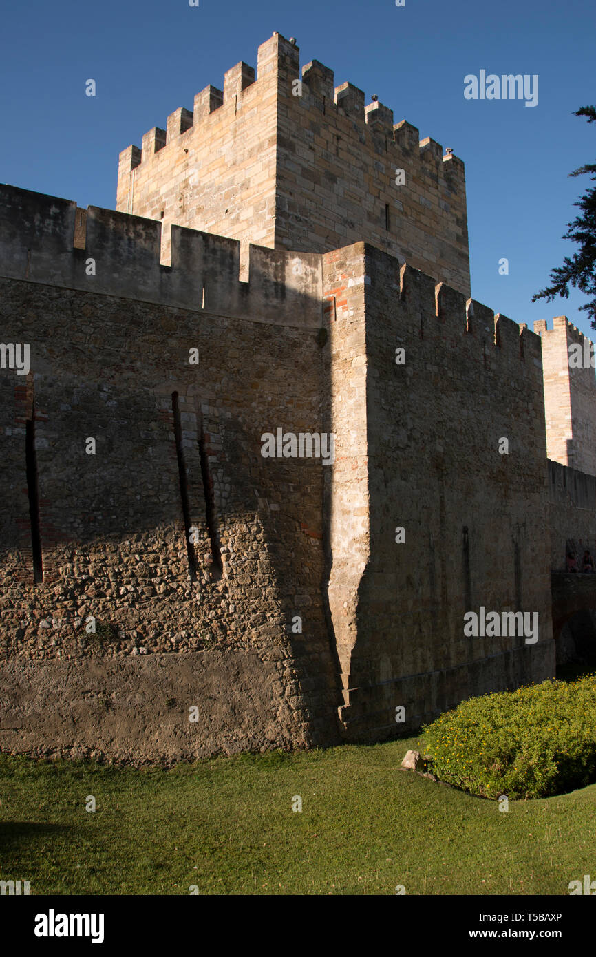 Lisbonne, Portugal. Les murs fortifiés de la château São Jorge Banque D'Images