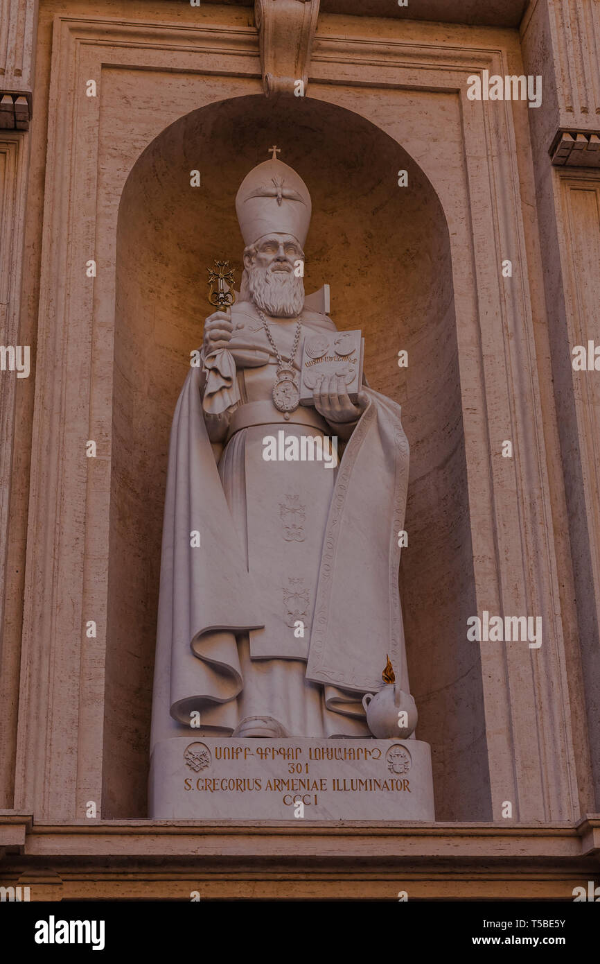 Une statue de Grégoire l'Illuminateur, le saint patron et premier chef officiel de l'Eglise apostolique arménienne, la Basilique Saint-Pierre, Cité du Vatican Banque D'Images