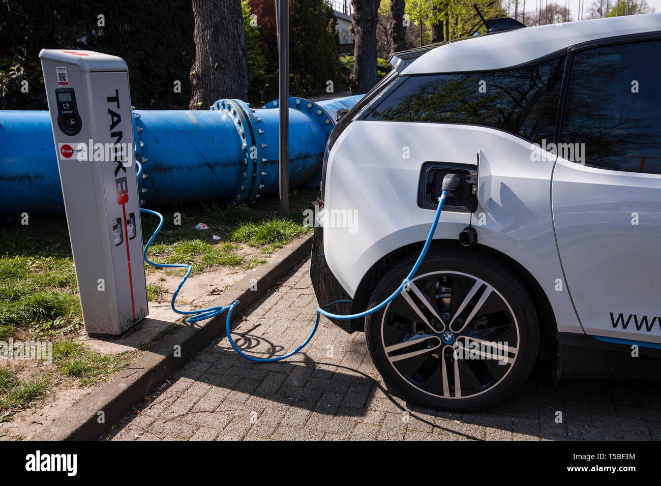 La BMW i3 à une station de charge de la Mobilstation sur le Charles-de-Gaulle dans le quartier de Deutz, Cologne, Allemagne. Avec une connexion directe à Banque D'Images