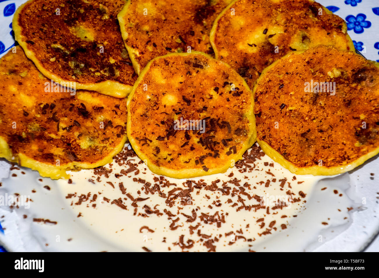 Crème glacée avec de la crème et de chocolat sur une assiette. Banque D'Images