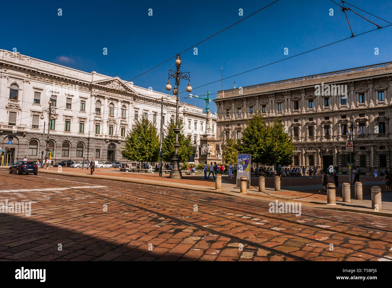 Monument à Leonardo da Vinci avec quatre disciples dans la Piazza della Scala, Milan Banque D'Images