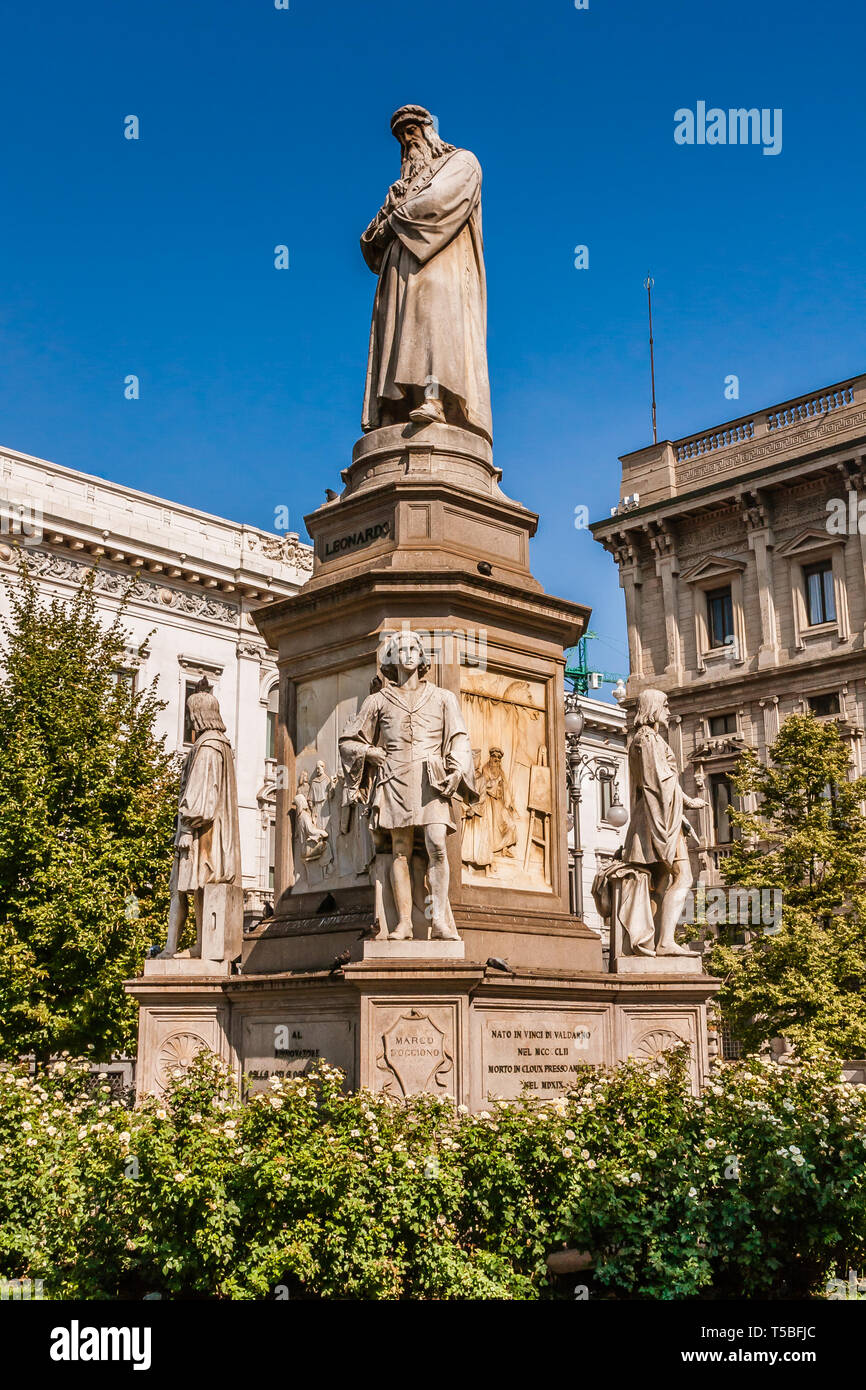 Monument à Leonardo da Vinci avec quatre disciples dans la Piazza della Scala, Milan Banque D'Images