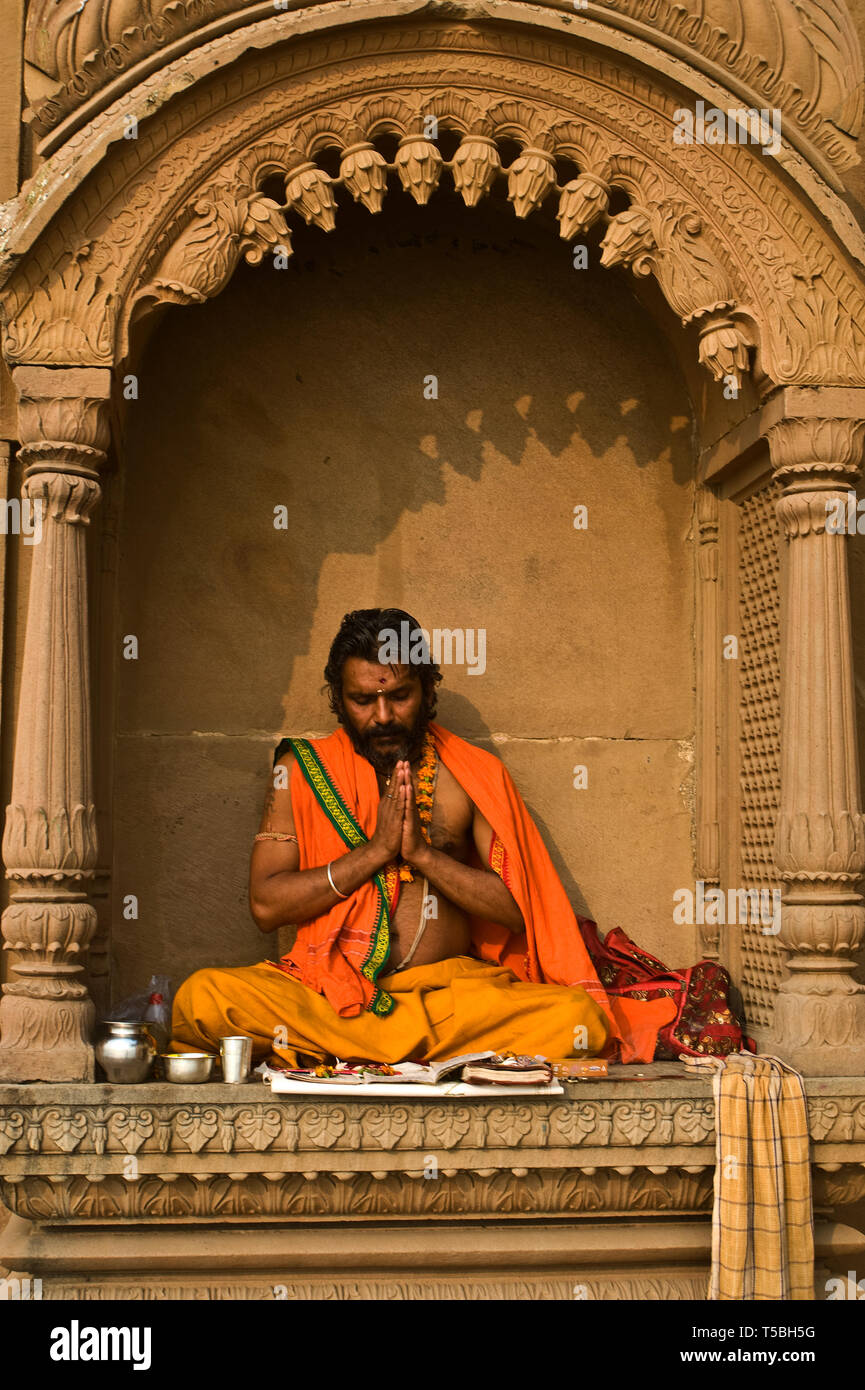 L'homme hindou adorant le dieu soleil Surya ( Inde) Banque D'Images