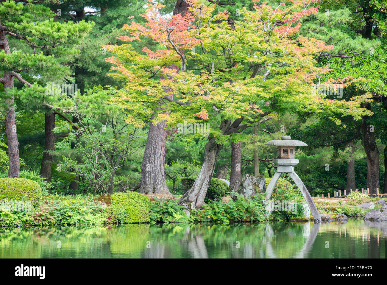 Avec Jardin Kenrokuen lanterne Kotojitoro, Kanazawa, Japon Banque D'Images
