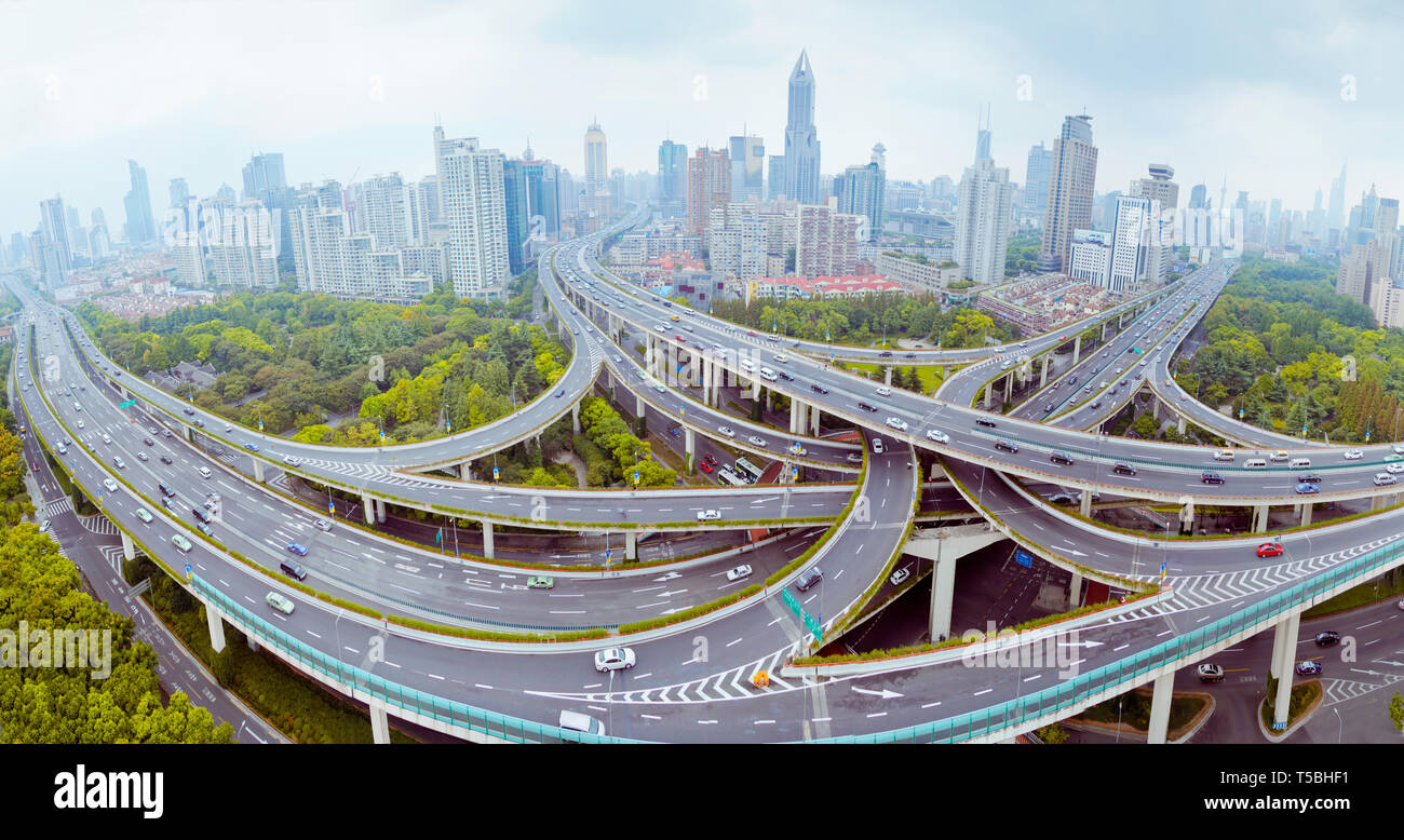 Shanghai Yanan Road avec pont trafic lourd en Chine Banque D'Images