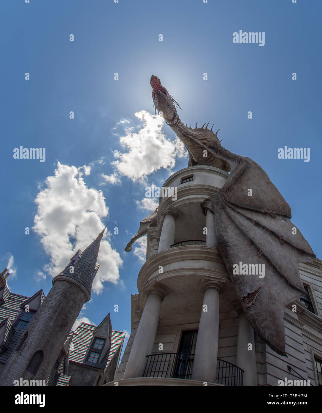 Jusqu'à la à la Dragon et bâtiments, de traverse dans Harry Potter Land, parc à thème Universal Studios, Orlando, Floride Banque D'Images