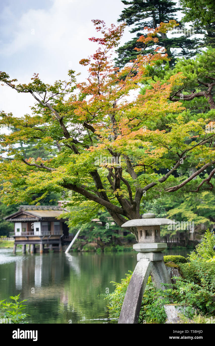 Avec Jardin Kenrokuen lanterne Kotojitoro, Kanazawa, Japon Banque D'Images