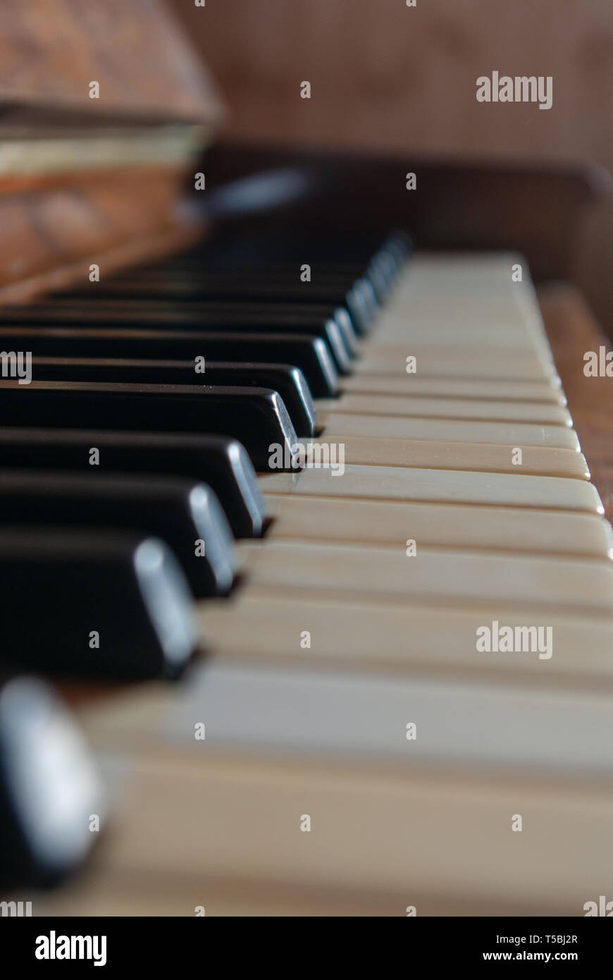 Rangée de touches de piano du bas à gauche vers le haut à droite Banque D'Images