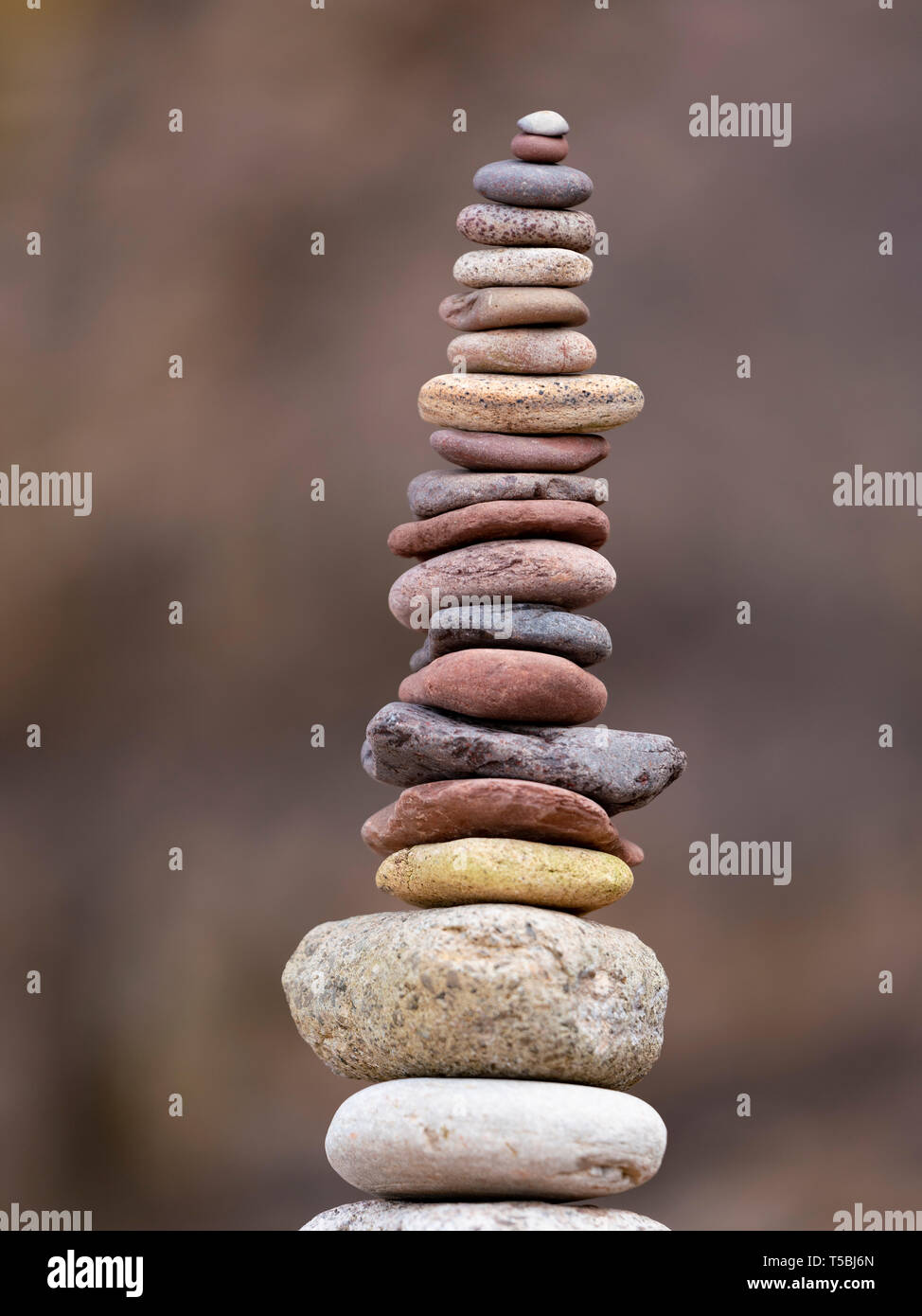 Pile de pierres appuyé sur le roc Banque D'Images