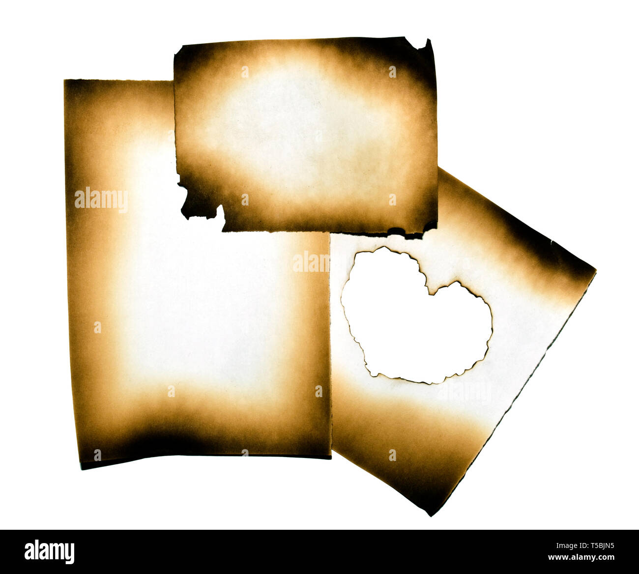 Collage papier brûlé avec coeur en trou brûlé sur fond blanc avec clipping path Banque D'Images