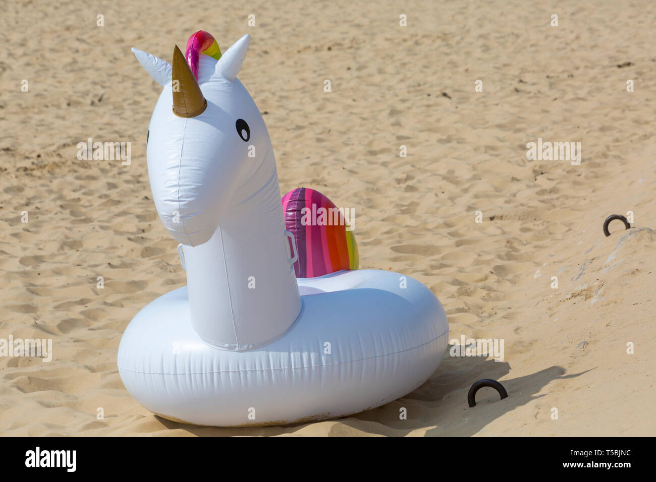 Gonflables Unicorn sur plage de Bournemouth, Dorset UK en Avril Banque D'Images