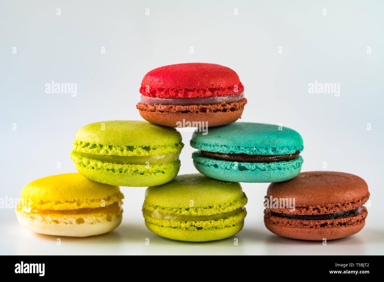 Pile de couleur différente de macarons sur fond blanc Banque D'Images