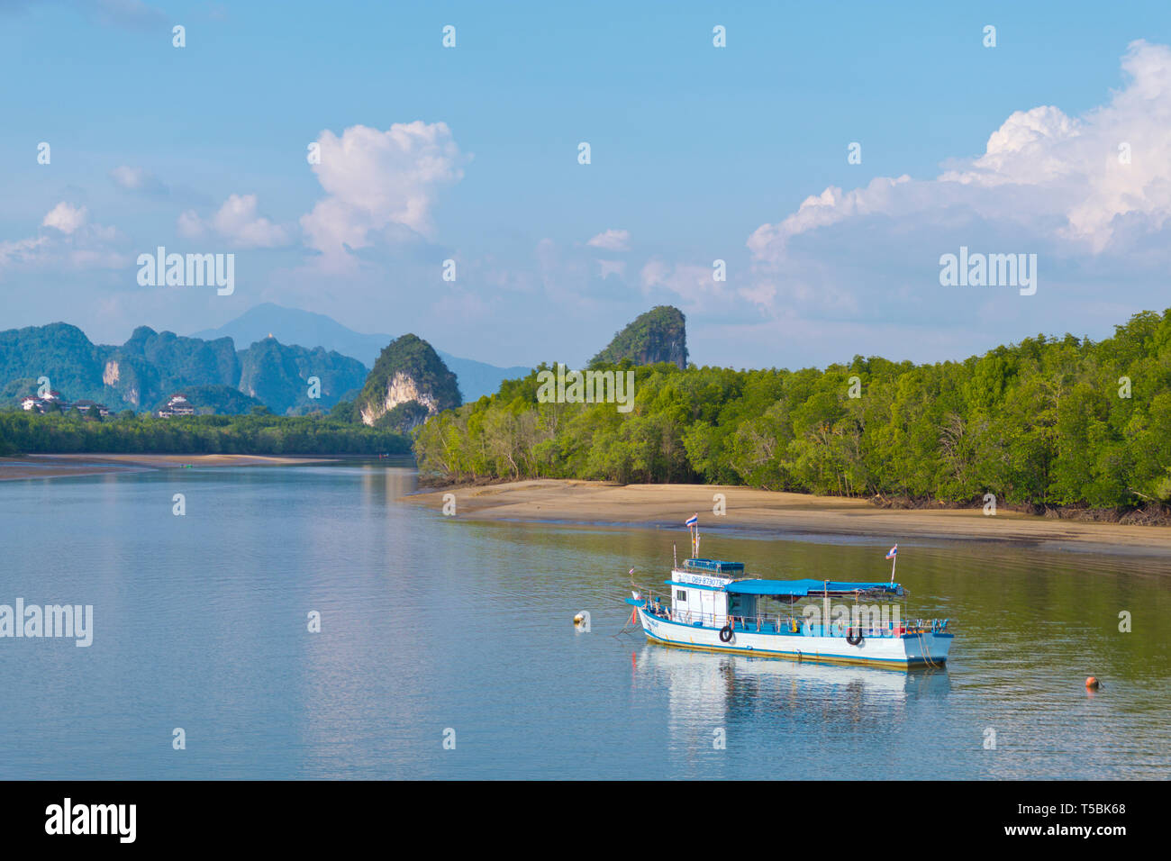Voile, Maenam river, la ville de Krabi, Thaïlande Banque D'Images