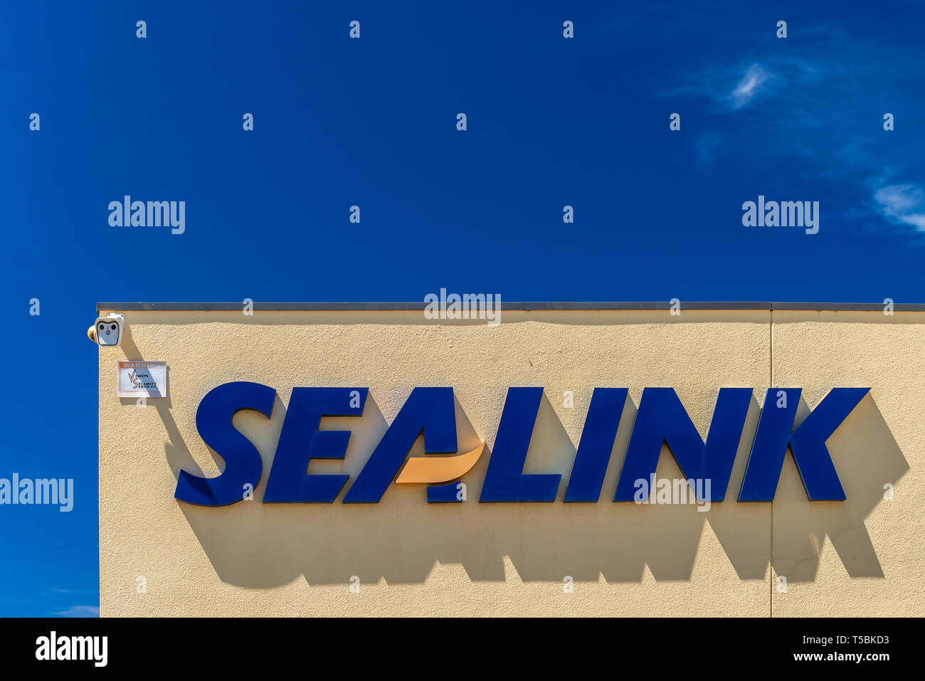 Cape Jervis, Australie du Sud - le 14 janvier 2019 : Fragment de terminal de ferry SeaLink avec logo sur un jour vue depuis le parking Banque D'Images