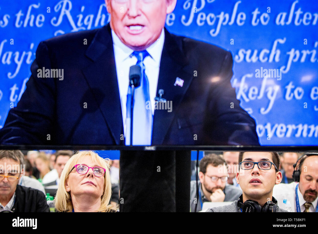 Reporters écouter Donald Trump au débat. Le Democrate et républicain nominés pour le président des États-Unis, Mme Hillary Rodham Clinton, et Donald John Trump, s'est réuni le 26 septembre pour la première tête à tête de débat présidentiel à l'Université Hofstra, à Long Island. Banque D'Images