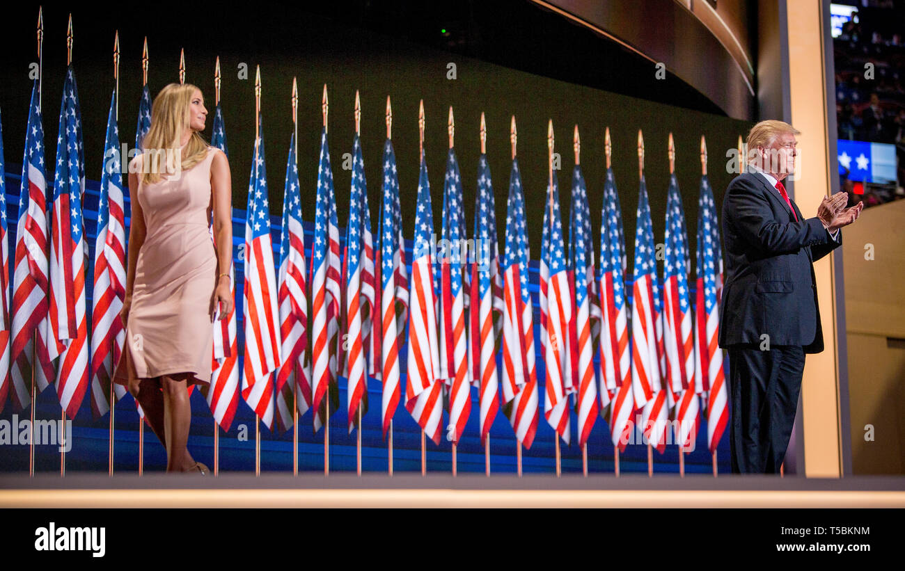 Ivanka Trump présente son père Donald J. Trump en avant de son discours d'acceptation à la Convention nationale républicaine à Cleveland, après avoir été désigné comme candidat à la Présidentielle GOP 2016 Élection présidentielle. Banque D'Images