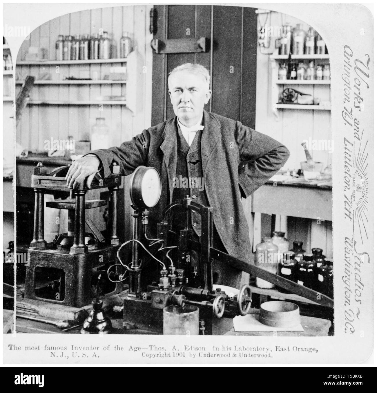 Thomas Edison (1847-1931), portrait dans son laboratoire, ch. 1901 Banque D'Images